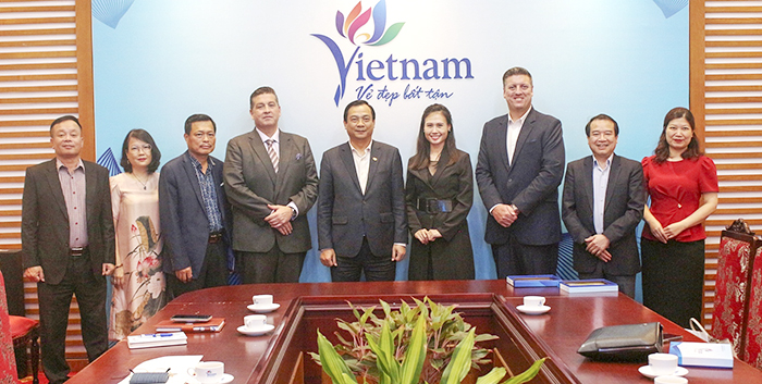 Đại diện Công ty Golf Development Solutions và Công ty 54 chụp ảnh lưu niệm cùng lãnh đạo Cục Du lịch Quốc gia Việt Nam